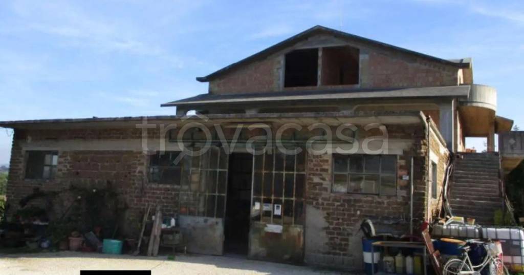 locale commerciale in vendita a Matelica