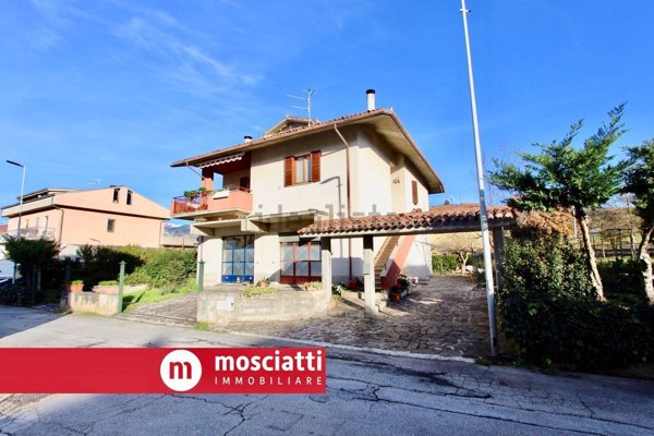 casa indipendente in vendita a Matelica