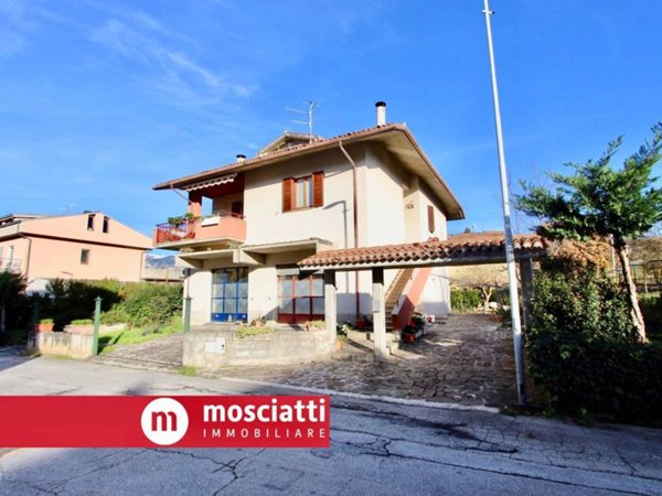 casa indipendente in vendita a Matelica