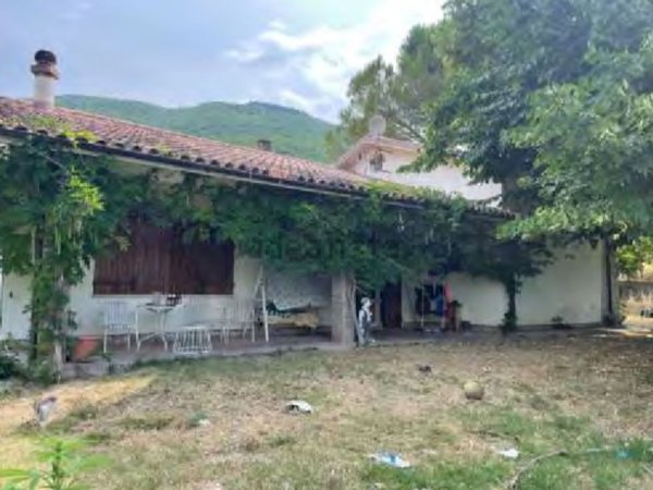 casa indipendente in vendita a Matelica in zona Valbona
