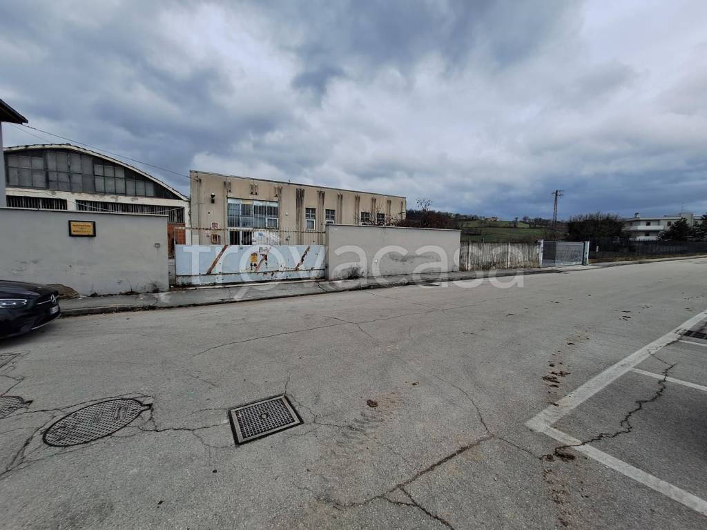 capannone in vendita a Matelica