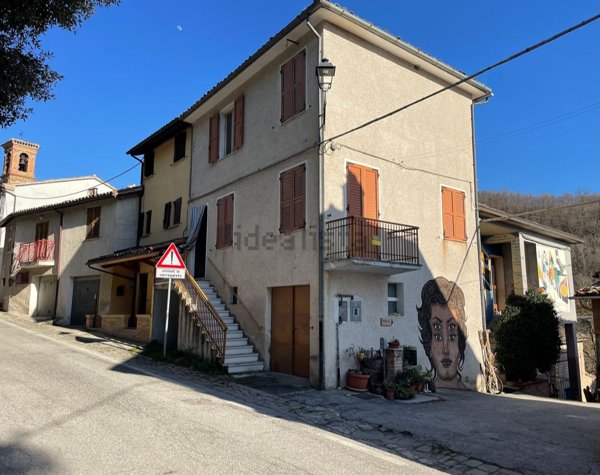 casa indipendente in vendita a Matelica in zona Braccano