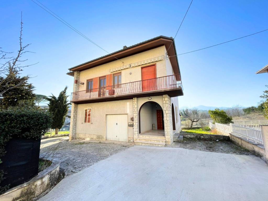 casa indipendente in vendita a Matelica