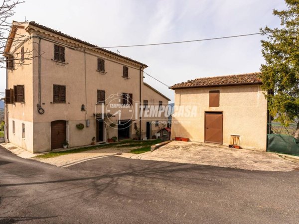 casa indipendente in vendita a Matelica