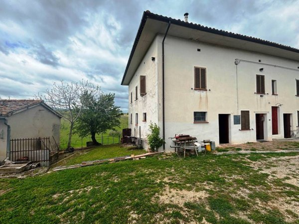 casa indipendente in vendita a Matelica