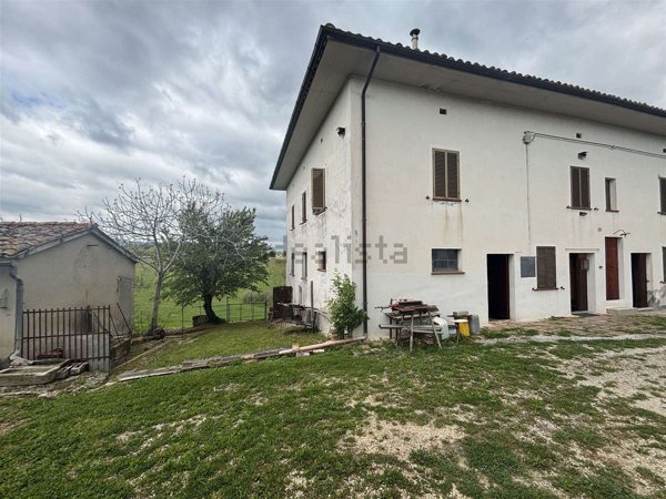 casa indipendente in vendita a Matelica