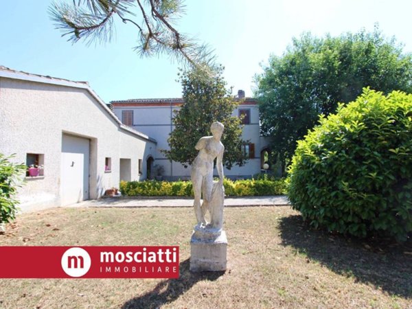 casa indipendente in vendita a Matelica