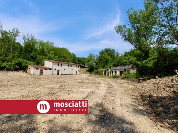 negozio in vendita a Matelica in zona Mistriano