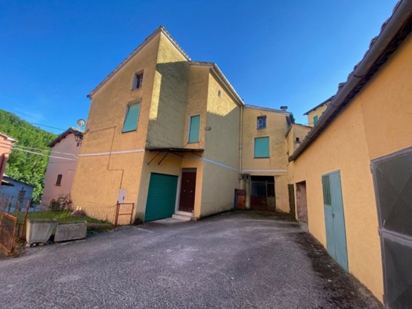casa indipendente in vendita a Matelica in zona Braccano