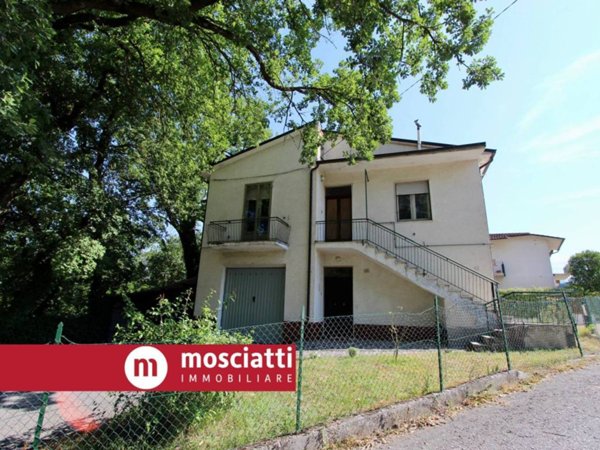 casa indipendente in vendita a Matelica