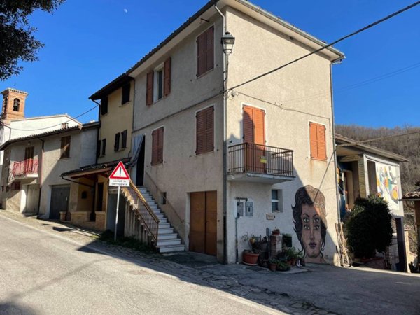 casa indipendente in vendita a Matelica in zona Braccano