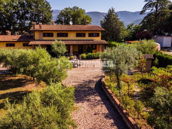 casa indipendente in vendita a Matelica