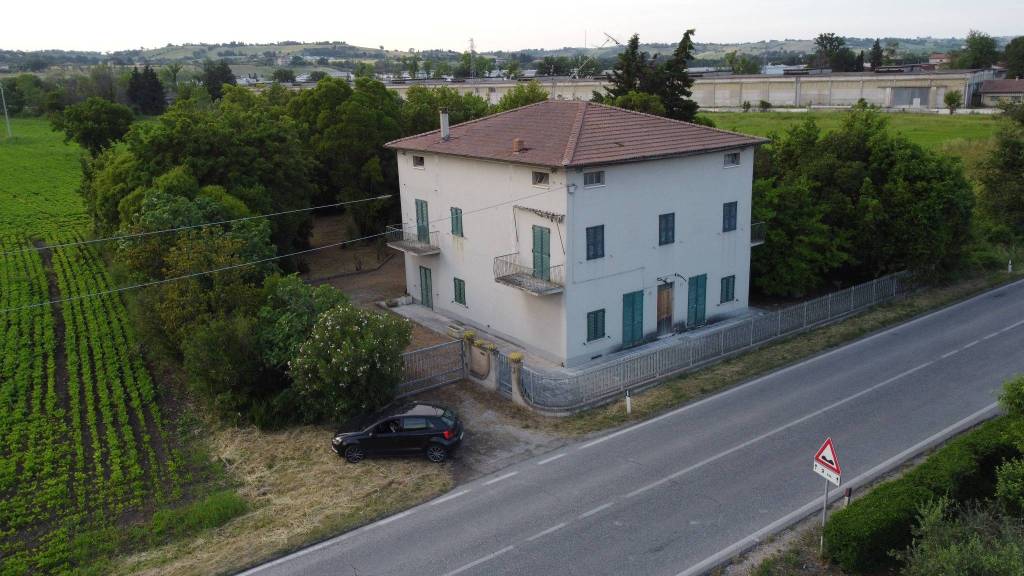 casa indipendente in vendita a Montecassiano in zona Sant'Egidio