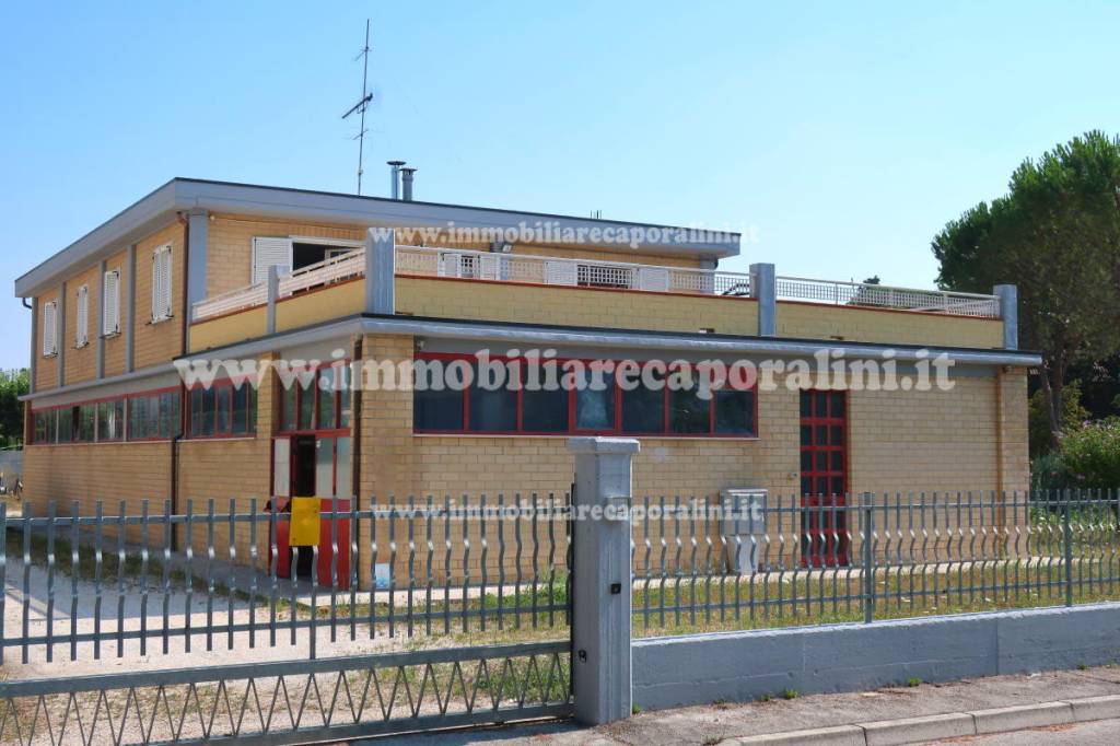 locale commerciale in vendita a Montecassiano