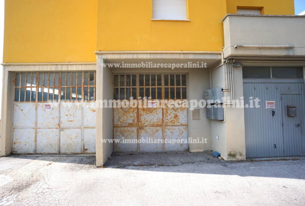 locale commerciale in vendita a Montecassiano in zona Sambucheto