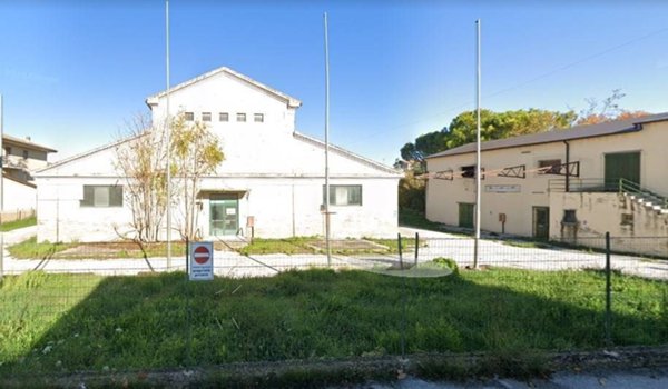 locale commerciale in vendita a Montecassiano in zona Sambucheto