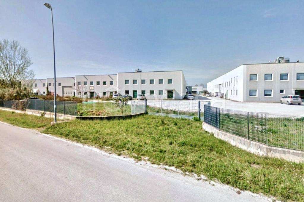 locale commerciale in vendita a Montecassiano