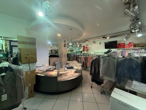 locale commerciale in vendita a Montecassiano in zona Sambucheto