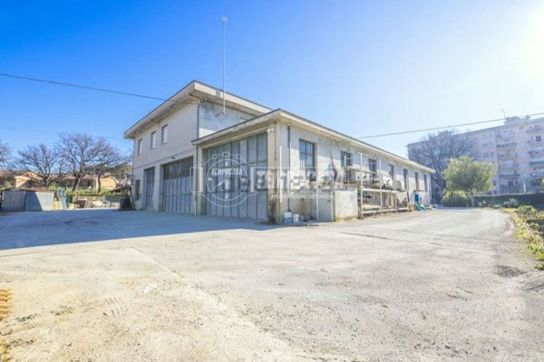 locale di sgombero in vendita a Montecassiano