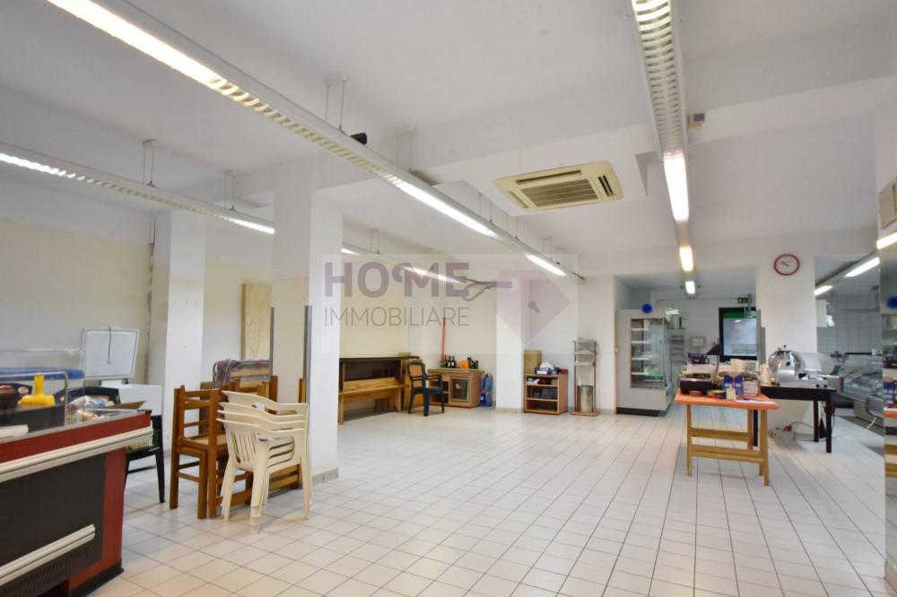 locale di sgombero in vendita a Montecassiano in zona Valle Cascia