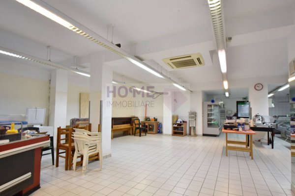 locale commerciale in vendita a Montecassiano in zona Valle Cascia
