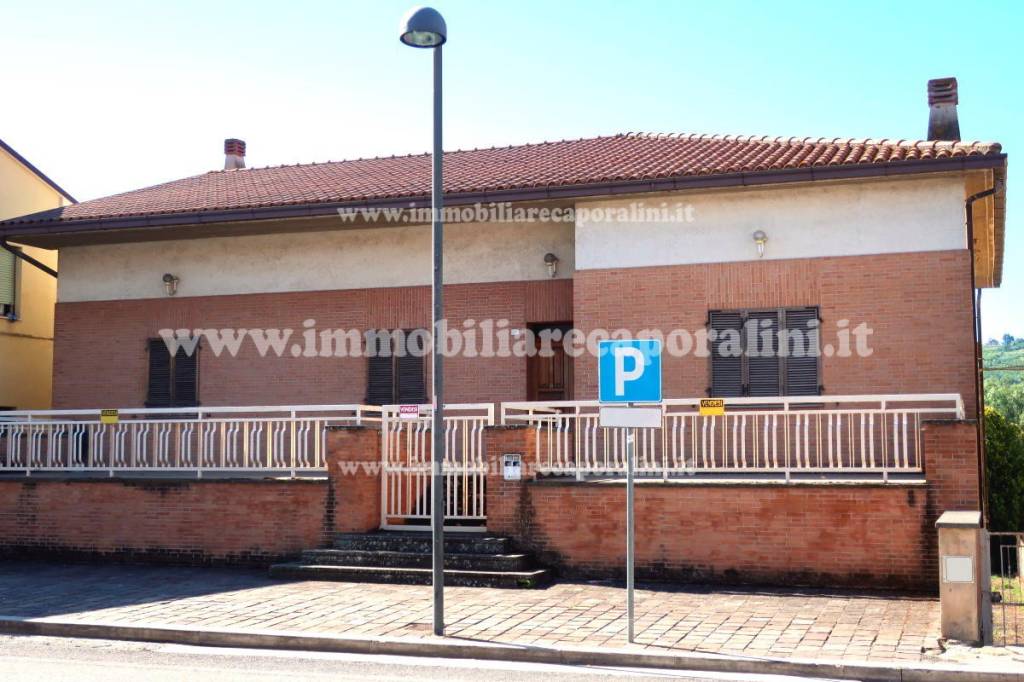 casa indipendente in vendita a Montecassiano in zona Sambucheto