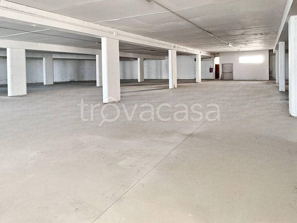 locale commerciale in vendita a Montecassiano in zona Sambucheto