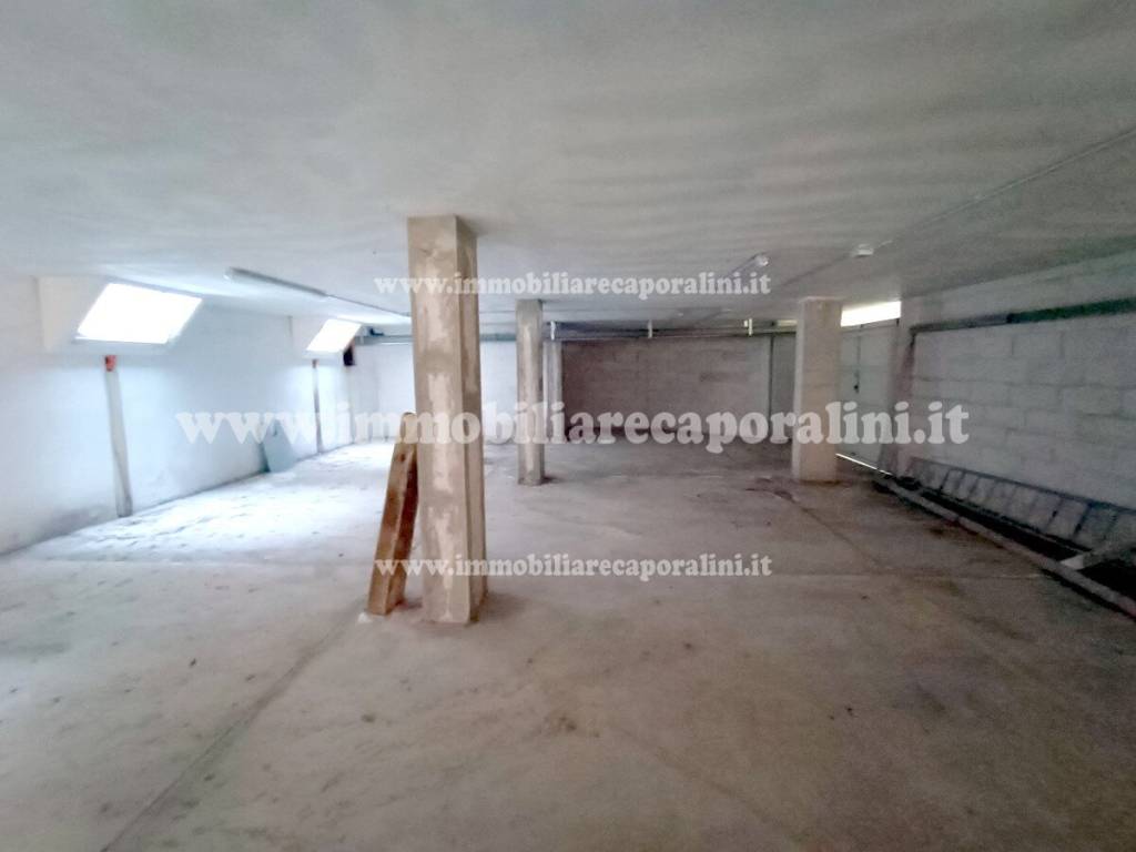 locale di sgombero in vendita a Montecassiano in zona Sant'Egidio
