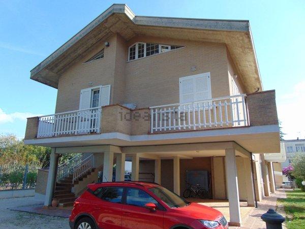 casa indipendente in vendita a Montecassiano in zona Sambucheto