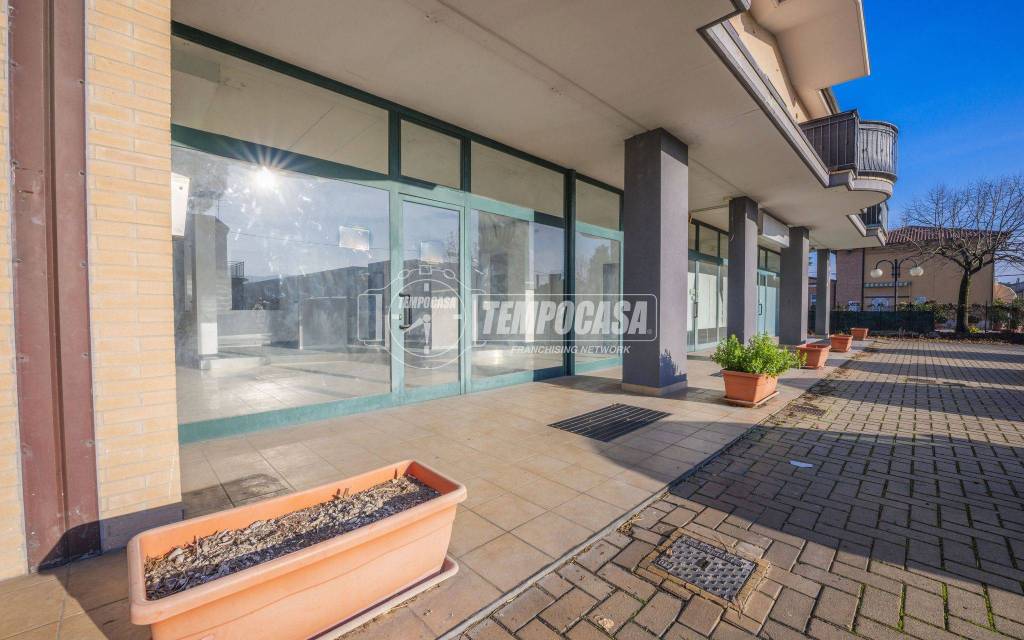 negozio in vendita a Montecassiano in zona Sant'Egidio