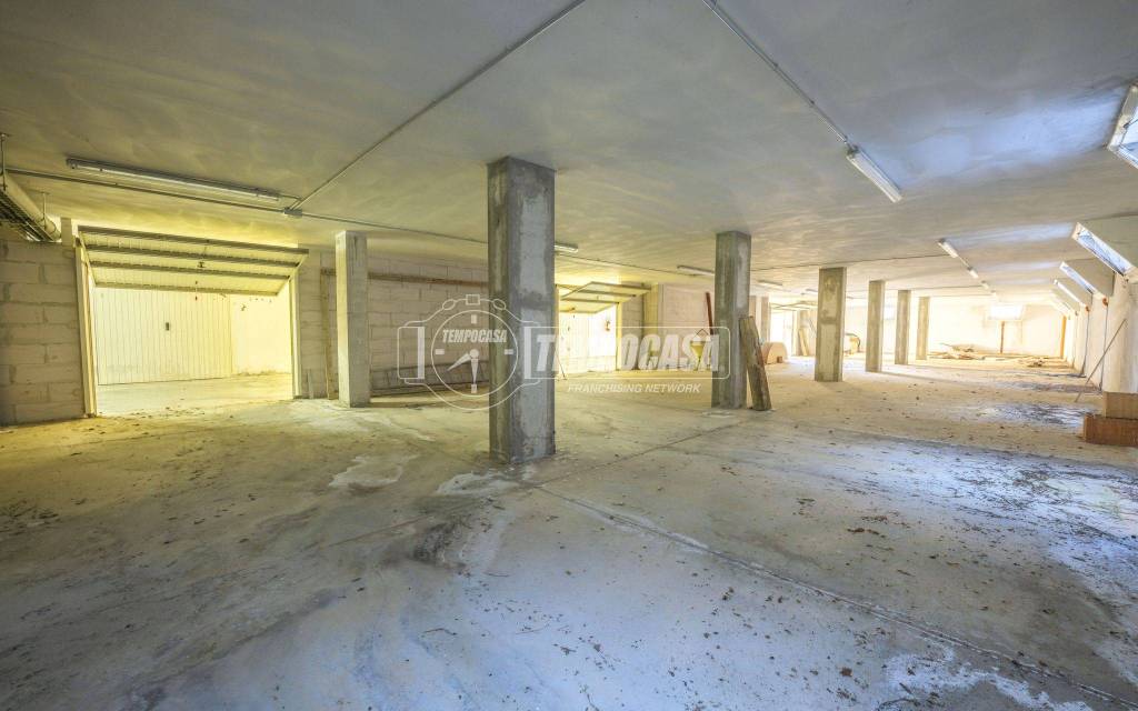 locale commerciale in vendita a Montecassiano in zona Sant'Egidio