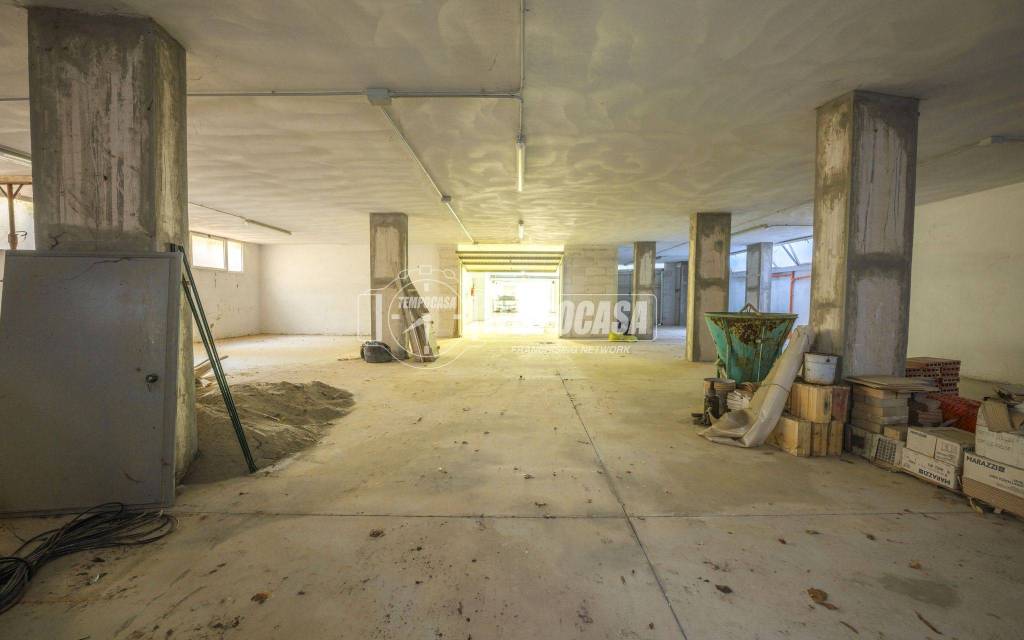 locale commerciale in vendita a Montecassiano in zona Sant'Egidio