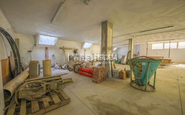 locale di sgombero in vendita a Montecassiano