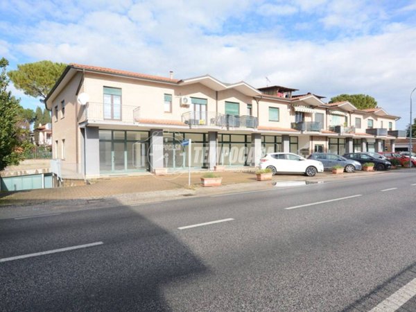 negozio in vendita a Montecassiano in zona Sant'Egidio