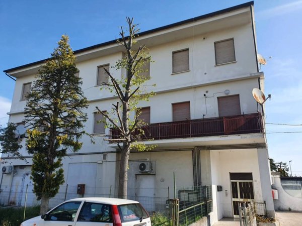 intera palazzina in vendita a Montecassiano in zona Sant'Egidio