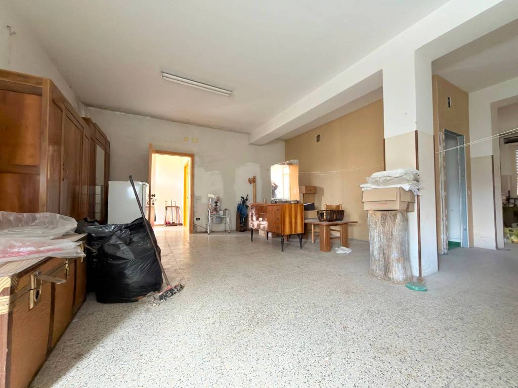 locale commerciale in vendita a Montecassiano in zona Valle Cascia