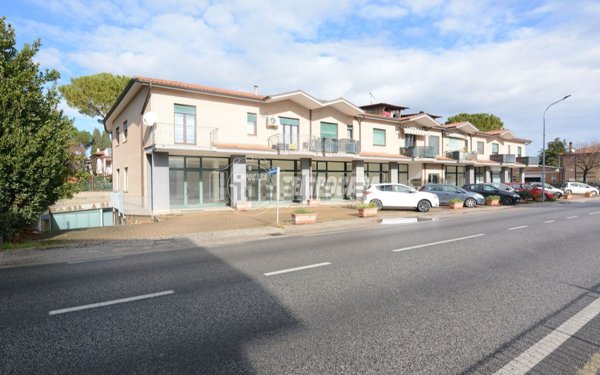 locale commerciale in vendita a Montecassiano in zona Sant'Egidio