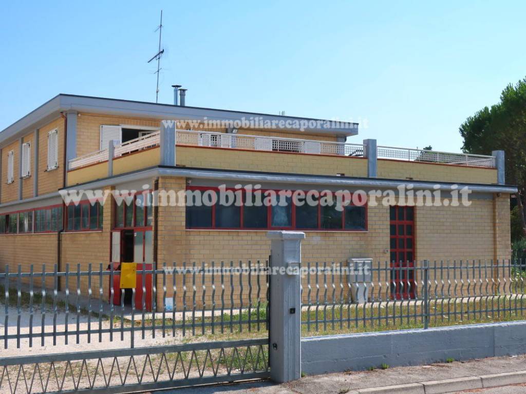 locale commerciale in vendita a Montecassiano in zona Valle Cascia