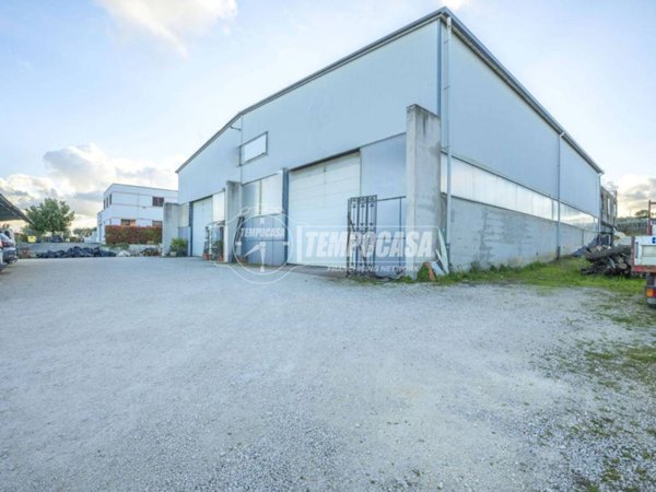 locale commerciale in vendita a Montecassiano in zona Valle Cascia
