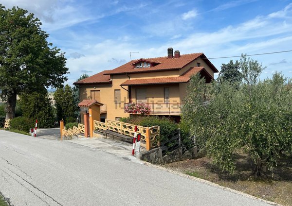 casa indipendente in vendita a Montecassiano in zona Vissani