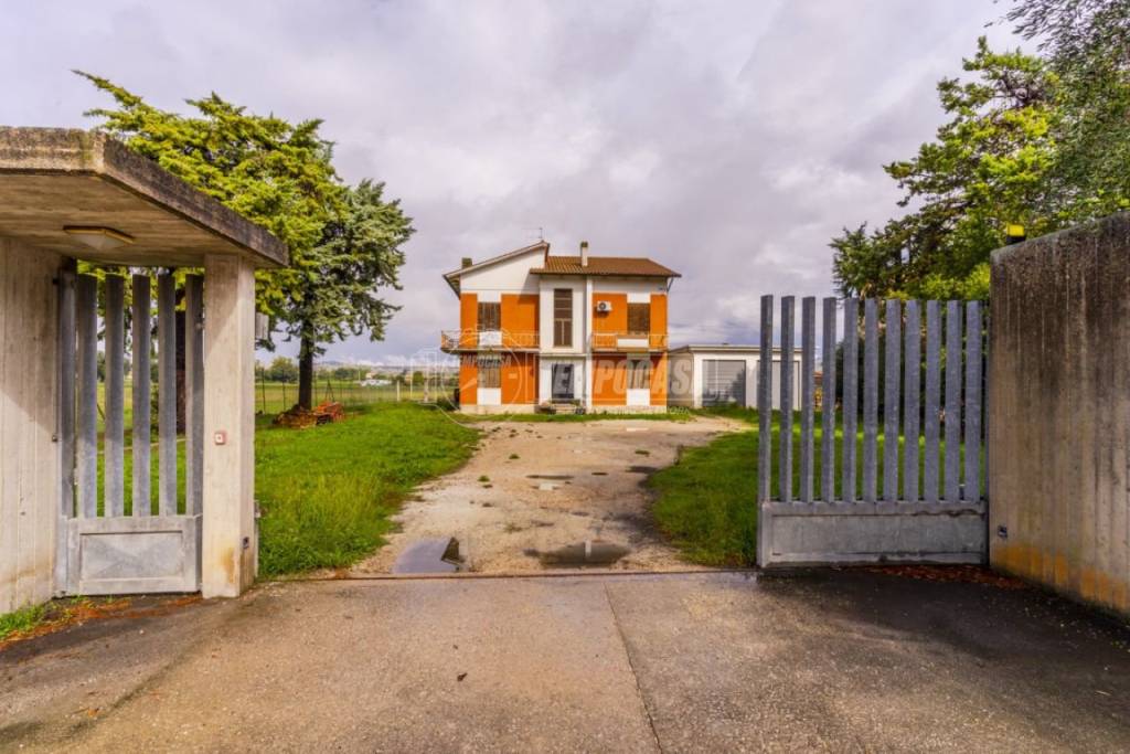 casa indipendente in vendita a Montecosaro in zona Borgo Stazione