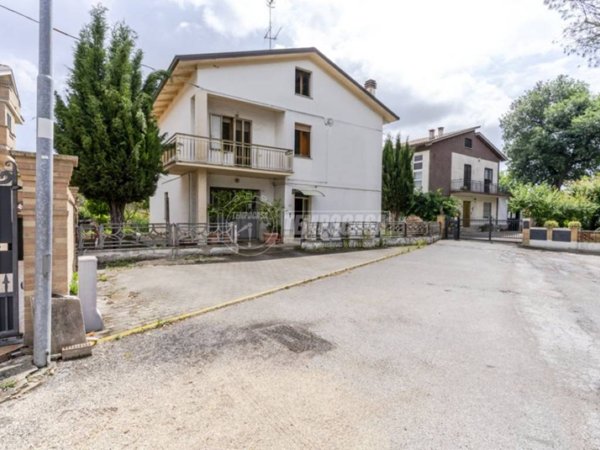 casa indipendente in vendita a Montecosaro in zona Borgo Stazione