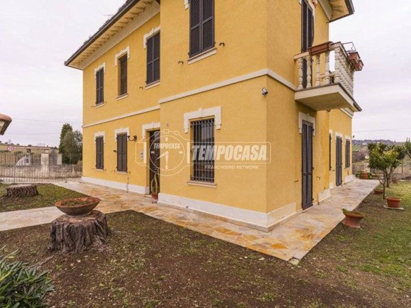 casa indipendente in vendita a Montecosaro in zona Borgo Stazione