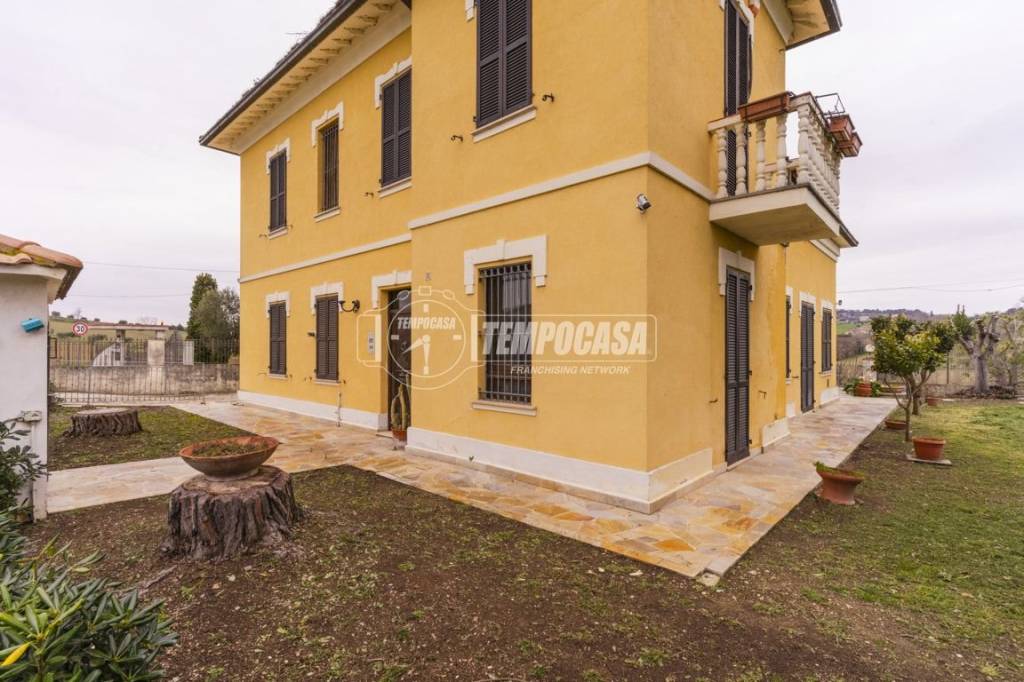 casa indipendente in vendita a Montecosaro in zona Borgo Stazione