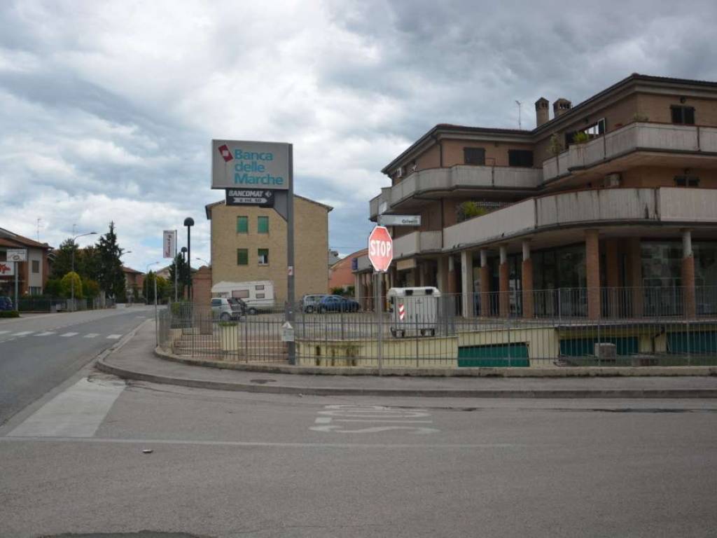 negozio in vendita a Montecosaro in zona Borgo Stazione