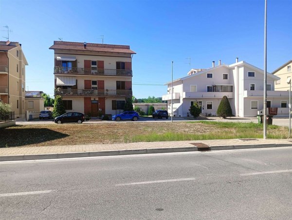 negozio in vendita a Montecosaro in zona Borgo Stazione