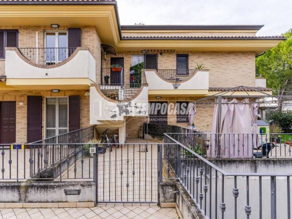 appartamento in vendita a Montecosaro in zona Borgo Stazione