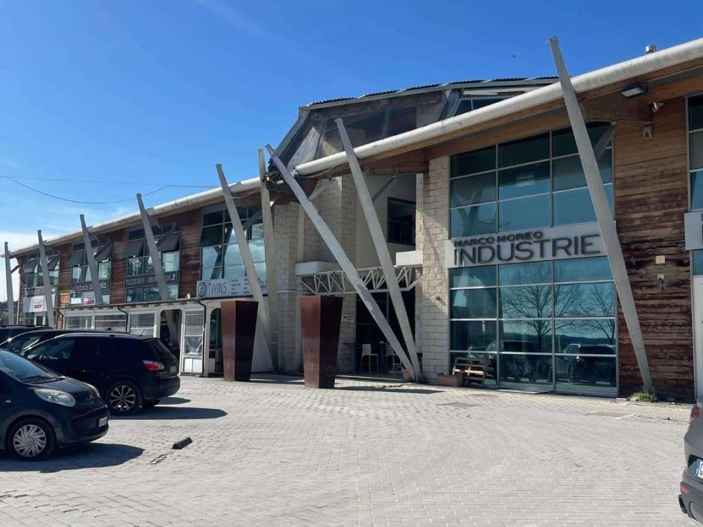 negozio in vendita a Montecosaro in zona Borgo Stazione