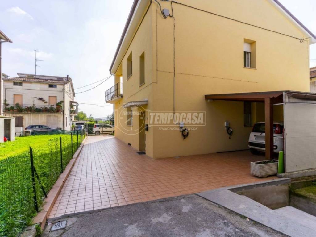 appartamento in vendita a Montecosaro in zona Borgo Stazione