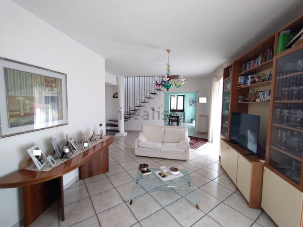 appartamento in vendita a Montecosaro in zona Borgo Stazione